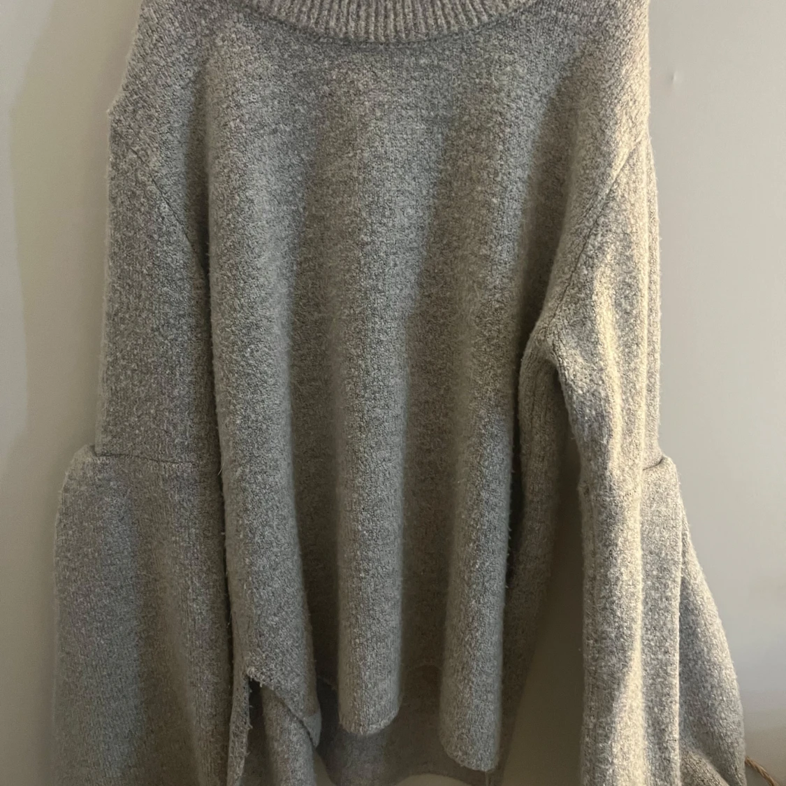 Grå stickad tröja
