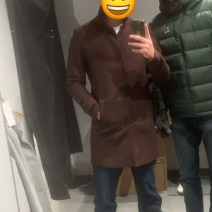 Rock - Skitsnygg rock köpt på Jack & Jones och enbart använts 3-4 gånger! Skick 10/10. Köpt för runt 2000kr. Hör av er vid frågor! 