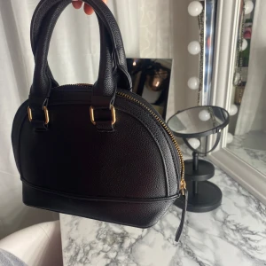 Väska - En väska från glitter super fin o bra kvalite ej använt så mycket.  Pris går att diskutera vid snabb affär 