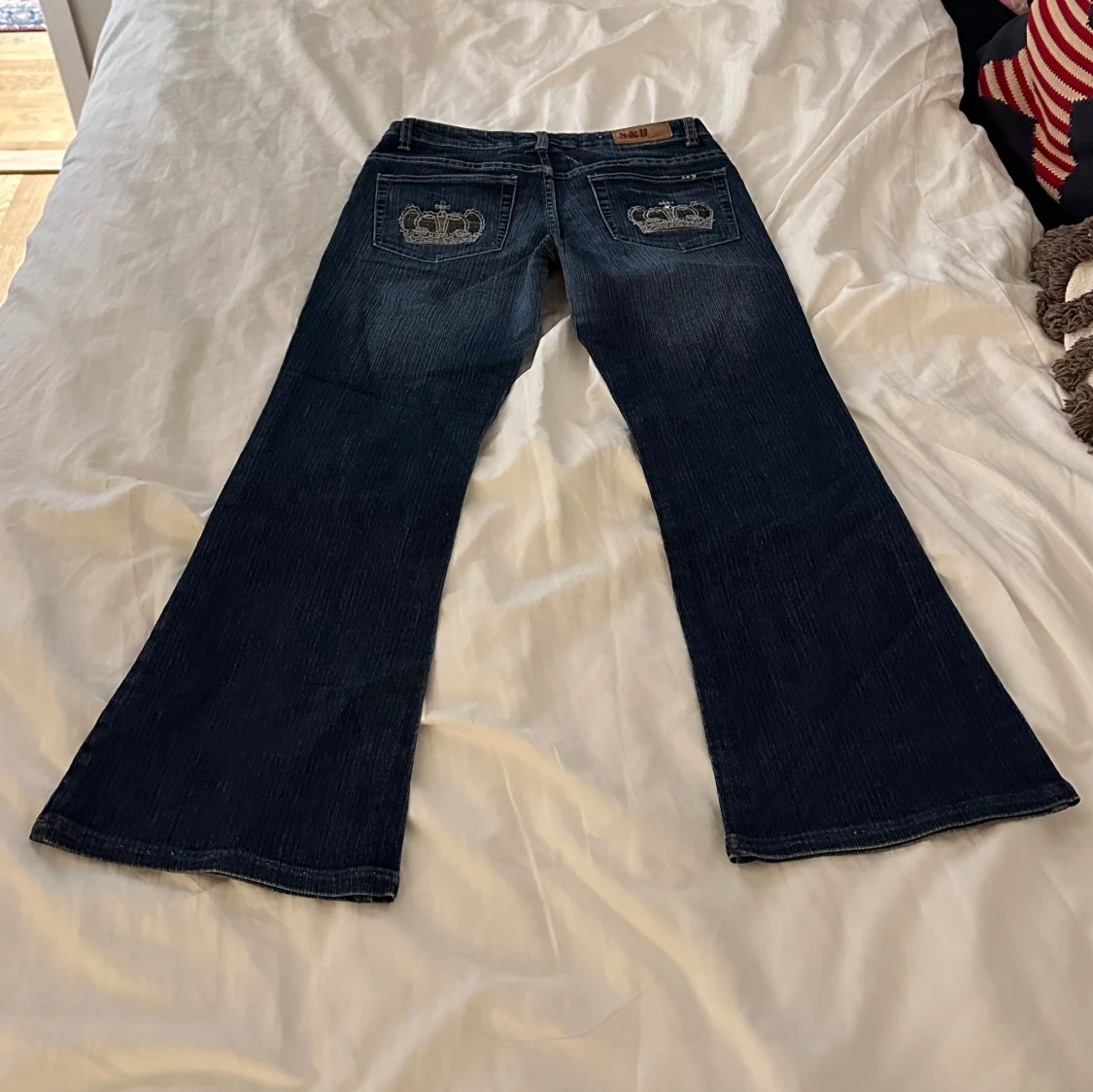 Blå jeans med broderade kronor - 92