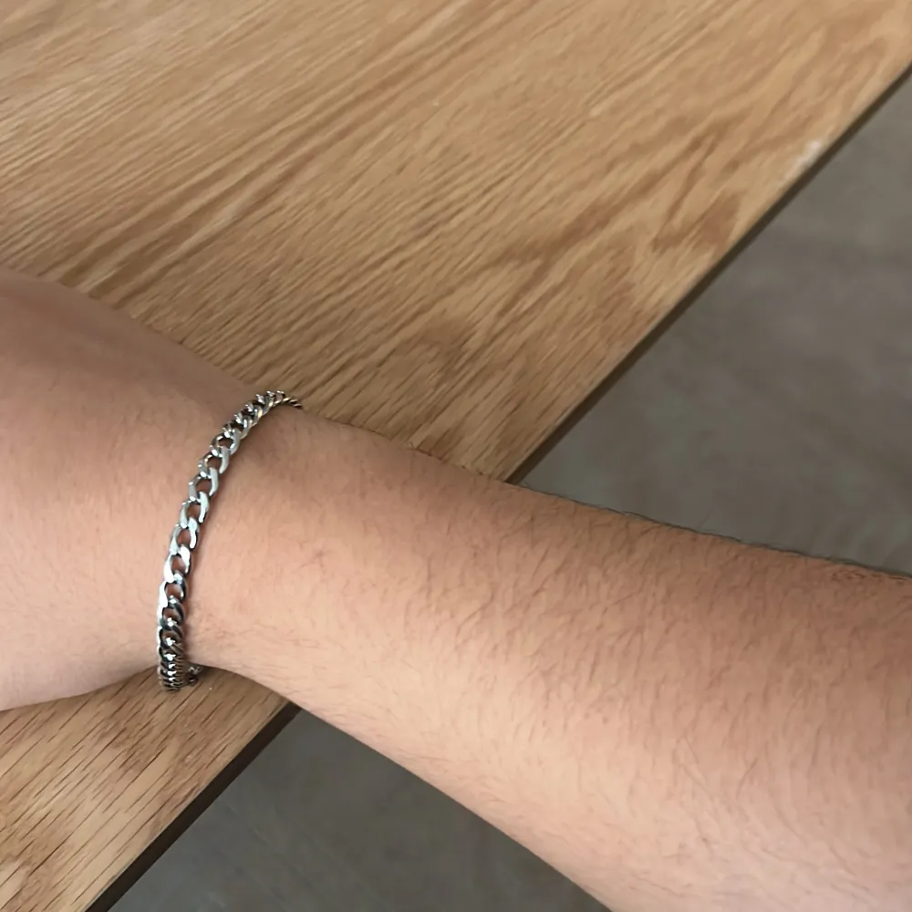 Snyggt och stilrent silverfärgat armband i kedjemodell. Perfekt för både vardag och fest. Armbandet har en enkel låsning och passar de flesta handleder. Ett måste för den som gillar minimalistisk stil!. Accessoarer.