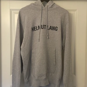 Helmut Lang Hoodie - Säljer denna galet feta Helmut Lang hoodie i går, i storlek M  Skick 8/10 Om det är något ni undrar så är det bara att fråga!⭐️⭐️⭐️  