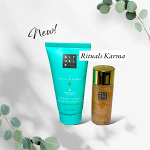 Nytt! Rituals Karma Body Scrub och Shimmering Body Oil - Upptäck Rituals Karma med en mild body scrub pasta och en skimrande kroppsolja. Scruben innehåller lera och vitt te för en mjuk hud, medan oljan ger en glittrande finish. Perfekt för en lyxig spa-känsla hemma! Scrub 50ml, oljan, 30ml. Nypris ca 170-180;-