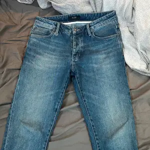 Säljer ett par snygga blå jeans från Neuw i modellen Lou Slim. De har en klassisk femficksdesign och är i mycket bra skick. Perfekta för både vardag och fest! Passar bra till alla säsonger.