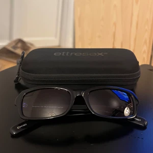 Chimi etttresex - Skit fina chimi glasögon som är extremt sparsamt använda, köpte förra sommaren då jag såg bianca använda dem när de släpptes för 1400kr. Säljer då jag håller på att rensa grejer som inte används 😋Denna modell är helt utsåld, går ej att köpa påhemsida