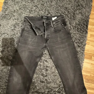 Svarta jeans från Replay - Säljer ett par snygga svarta jeans från Replay i mycket bra skick. De har en trendig passform och är perfekta för både vardag och fest. Jeansen har klassisk femficksdesign och en diskret Replay-logga på bakfickan. Perfekta för höst och vinter!