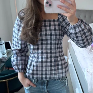 Rutig blus med långa ärmar - Så söt blus!!