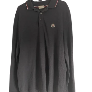 Moncler piké - Moncler piké i perfekt skick utan skavanker Först till kvarn som gäller!