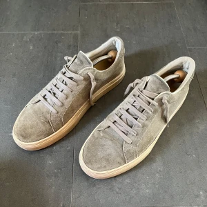 Vagabond skor - Tjena, säljer nu ett par gråa mocka skor från märket vagabond som passar storlek EU 43/44 | UK 9. Skorna är otvättade på bilderna och skosnörena är omsnörade. Nypris 1300kr | mitt pris 649kr✅ priset ej hugget i sten. Hör av er vid frågor!👍✅