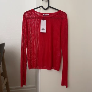 Zara tröja - Superfin röd tröja från Zara i storlek M. I nyskick med prislappen kvar. 