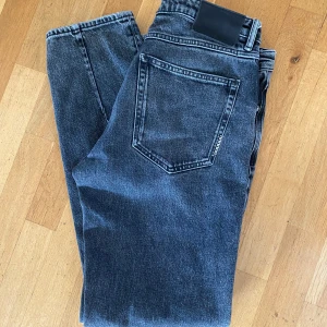 Grå jeans från Neuw - Säljer ett par snygga grå jeans från Neuw i modellen Ray Straight. Mycket bra skick. Perfekta för både vardag och fest! 🖤( nypris 1400 kr)