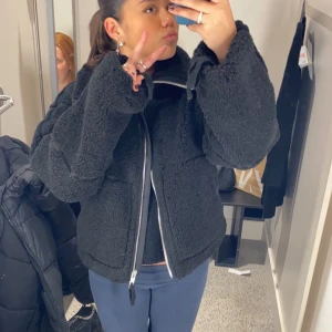 Svart teddyjacka  - Säljer min jättefina teddy jacka som jag köpte förra året!!💕💕 Storlek S och i helt nytt skick, använd 1 vinter!!  Priset kan diskuteras 