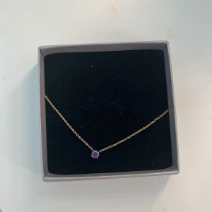 Halsband  - Säljer detta fina halsband från guldfynd då det inte kommer till användning💕