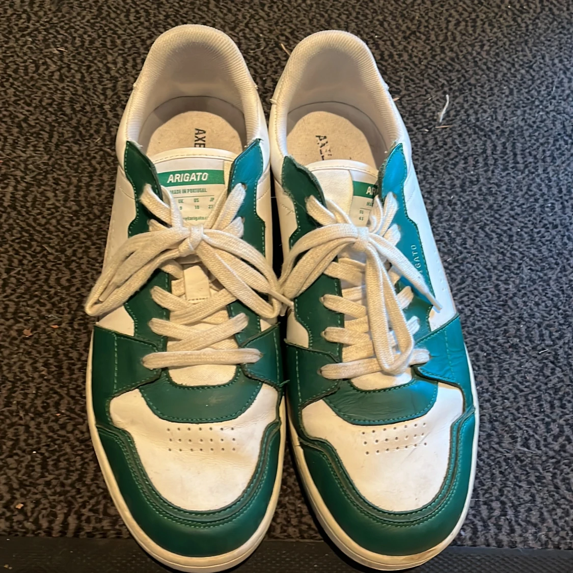 Grönvita sneakers från Axel Arigato - 90