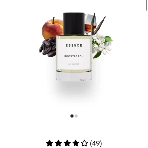 Essnce Boosy Peach Eau de Parfum - Luktar otroligt nog PRECIS som Tom Ford ”bitter peach”, passar både kvinnor och män då det är en unisex doft. Är perfekt för sig självt men och för layering med vaniljdofter! Säljer då jag köpt två stycken och märker att bara nån sprut räcker långt så behöver inte två stycken för tillfället. Passar ALLA årstider!