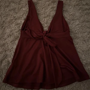 Nelly linne - Säljer detta linne från nelly med knytning där bak. Endast använt 1 gång. Storlek S. Färg vinröd. ❤️