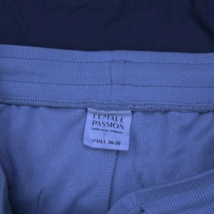 Blå mjukisbyxor från Female Passion - Superbekväma blå mjukisbyxor från Female Passion i storlek S (36-38). Säljer då jag inte har någon användning av dom