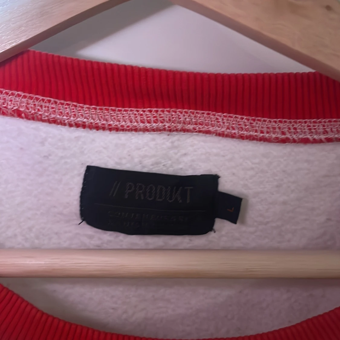 Vit och röd tröja från Produkt - 90