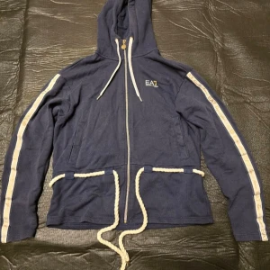 Armani zip upp - Inga fel på den snöret går att ta av och dom man har den i syns knappt utan snöret SKICKA BUD!!!