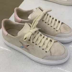 Axel Arigatos skor  - Jätte fina läder/moca skor! Andvänd halva sommaren! Kvitto finns, förpackning medföljer! Tveka inte på att höra av dig! Kan sänka pris vid snabb försäljning 