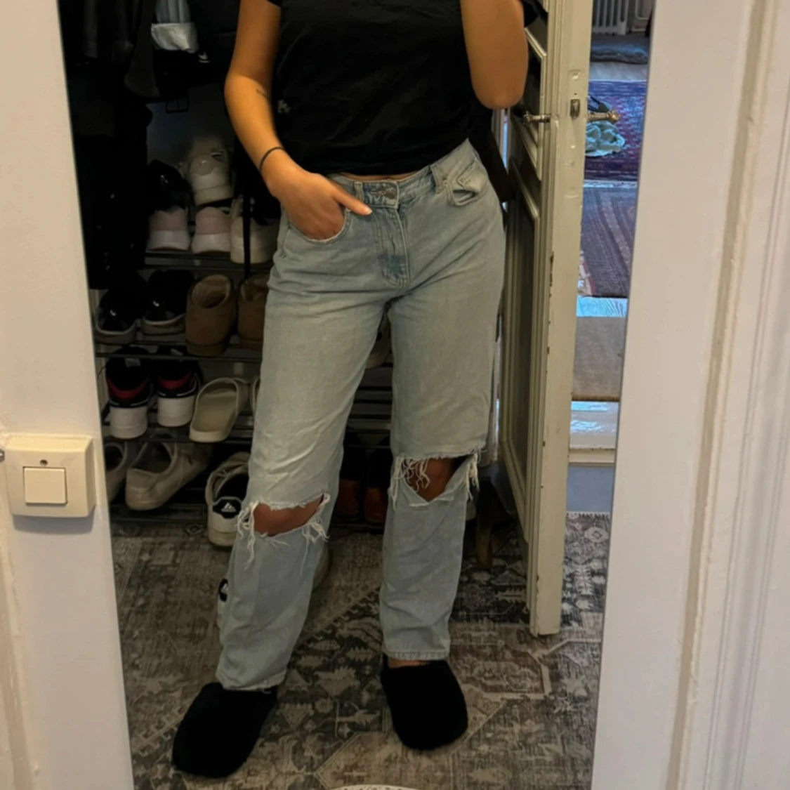 Ljusa jeans med slitningar