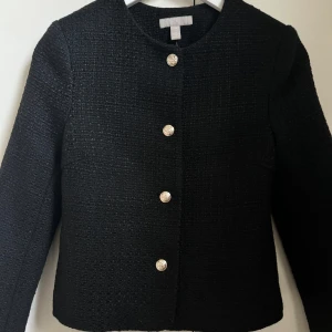 Ny kofta - H&M - Säljer denna svarta kofta från H&M. Aldrig använd, bara testad. Prislappen finns kvar.