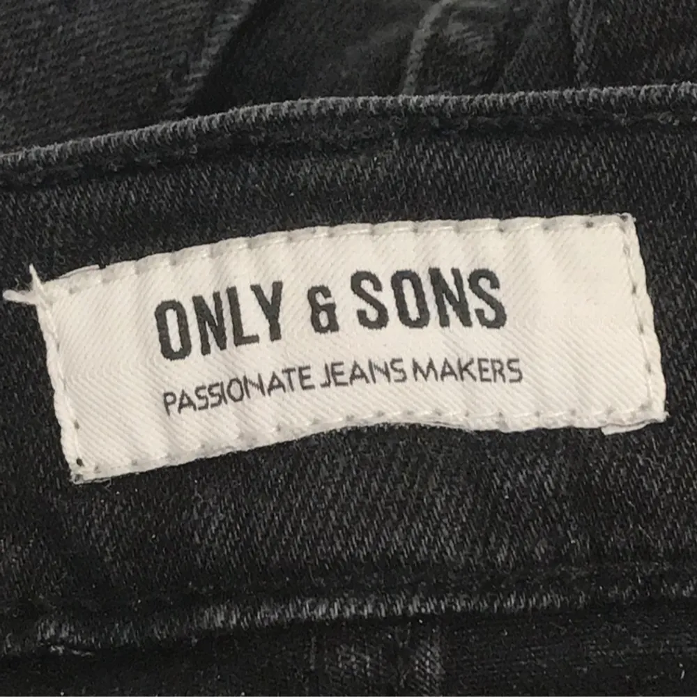 Snygga svarta jeans från Only & Sons i perfekt passform. Hör gärna av vid funderingar!. Jeans & Byxor.