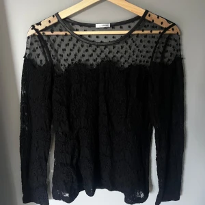 Ida Sjöstedt Blus - En snygg blus som är i ett bra skick, inga skador! Den är använd fåtal gånger, och säljer för den är för liten🥰🥰 Har du fler frågor är de bara att skriva!❣️
