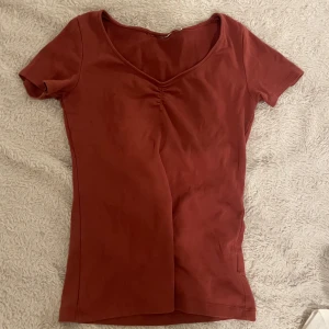 Jättefin vinröd topp - Säljer en mörkröd topp, vet inte vad det är för storlek eller märke. Men den sitter som en S och perfekt i längd. Den kommer inte till användning då den inte är min stil. Lite Elena Gilbert vibes.