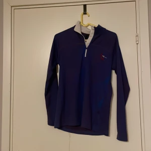 Överdel/underställ - Överdel/unnderställ. Står storlek 38/40, sitter bra på mig som brukar bära s. Säljer även underdelen som är ett sett till tröjan.