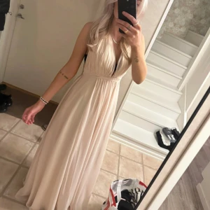 Balklänning - En DRÖMMIG balklänning som jag köpte från Ivory Field. Prislappen kvar och är aldrig använd. Sååå fin verkligen!! Nypris 1899kr, skriv för fler bilder eller frågor. Färgen nude/champagne i storlek 36, jag är 170cm lång. Den har en diskret slits👌🏽