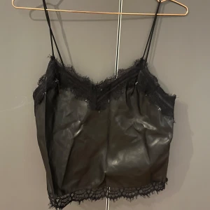 Linne  - Svart skinn linne från bikbok 🤩