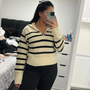 Randig stickad tröja - Randig stickad tröja från Monki, använd endast 1 gång, nyskick. Storlek XS, pris 250kr