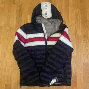 Säljer en snygg svart pufferjacka från Tommy Hilfiger i storlek  M 🖤| Jackan har  ränder i rött och vitt över bröstet och armarna . Perfekt för höst och vinter. | inköpt för 200 $ i usa som motsvarar ungefär 2134kr| aldrig använt, skriv vid funderingar. Priset är ej hugget i Sten!!