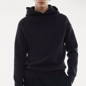 Finstickad hoodie från mango (typ ribbad se bild) - Säljer en stilren mörkblå/svart hoodie i bomull. Perfekt för både vardag och avslappnade tillfällen. Den är ny utan prislapp, endast testad.Priset är inte hugget i sten.