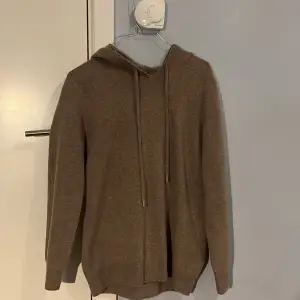 Mysig brun kashmire hoodie perfekt för kyliga dagar.  Ändast 700 kr.