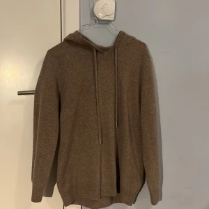 Kashmire hoodie - Mysig brun kashmire hoodie perfekt för kyliga dagar.  Ändast 700 kr.