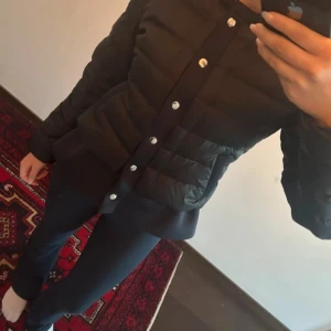 Maje jacka - INTRESSEKOLL!! på min maje jacka i storlek 38, den är använd fåtals gånger och är i väldigt bra skick! Hör av er om ni är intresserade!💞