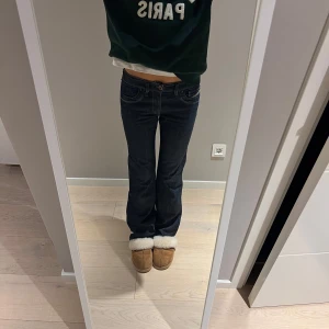 Lågmidjade bootcut jeans Disel - Säljer ett par mörkblå lågmidjade bootcut jeans från disel!! Så snygga älskar 