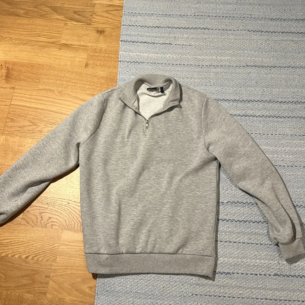 Säljer denna halfzip då den inte används längre. Relativt bra skick, storlek small.. Neuletakit & Villapaidat.