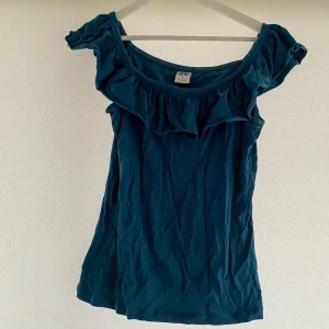 Vero Moda topp - Gullig blå Vero Moda topp. Använd endast 1 gång. Storlek: M. Hör av er vid eventuella frågor!!