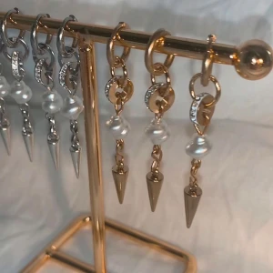 Örhängen  - FAVORITERNA TILLBAKS. Köp för 99kr/st  Eller  185kr/par  Modell 095