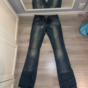 Miss Sixty lågmidjade utsvängda jeans - Lowwaist jeans från miss sixty i väldigt bra skick. Jag säljer dem då de blivit för små. De är i en så snygg ljusblå wash som bara gör varje outfit perfekt! Tillräckligt långa i benen för mig som är 180cm lång. 