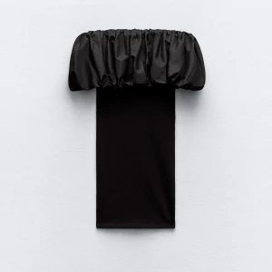 Volangklänning - Säljer denna jättefina volangklänning från Zara som är en perfekt festklänning! Helt oanvänd med lappen kvar💞! Slutsåld på Zaras hemsida😊