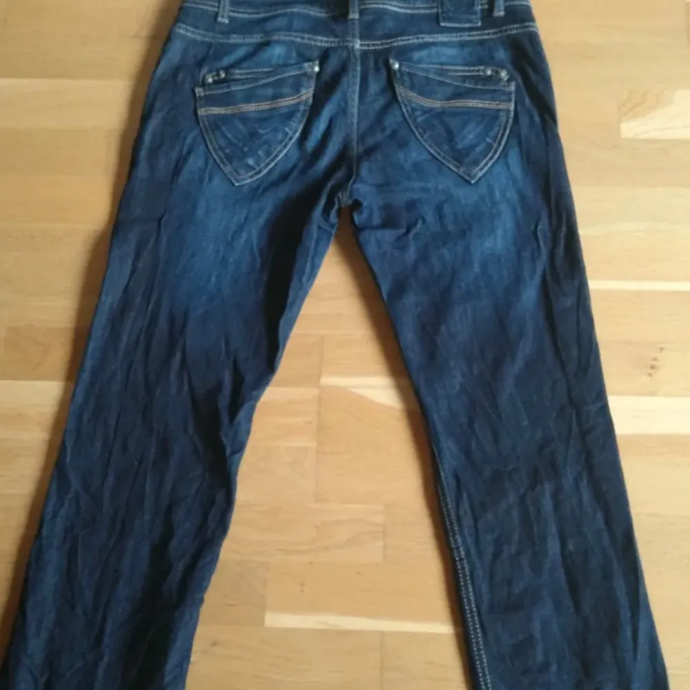 Jättesnygga jeans som är lite för korta för mig. Dom är bootcut,low waist, har snygga fickor och är vintage. Märket är soyaconcept och är i bra skick🩷Tveka inte att kontakta mig ifall du har något du funderar över!💕Skriv innan du trycker på 