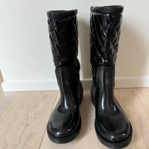 Guess stövlar - Stövlar från Guess i storlek 38. Sparsamt använda. Från rökfritt och djurfritt hem. 