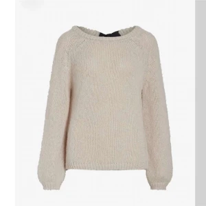 Vila stickad tröja - Storlek M. Bra skick använd Max 3 gånger! Från vila köpt för 600kr. Rosa/beige färg. Dm för fler bilder.