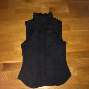 Väst - Storlek 34. Från H&M.  I använt skick. 