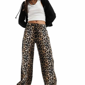 Aldrig använda!  - Skit snygga jeans från asos, aldrig använda! De är för långa för mig därför säljer jag dem!   Ordinarie pris 539kr, säljer för 250kr!  Modellen på bilden är 170cm och har 36 i storlek. Innebensmåtten är 78cm. 