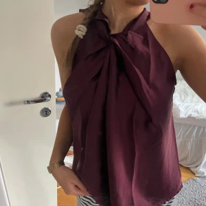 Vinröd blus - Säljer denna blus från anna field. I strl 34❤️